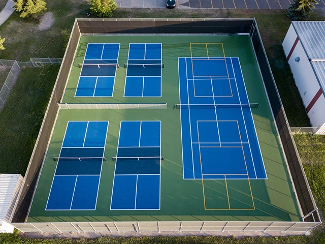 Sơn 6 lớp sân tennis-pickleball với sơn có 10% Hạt cao su Laykold US OPEN trên nền xi măng
